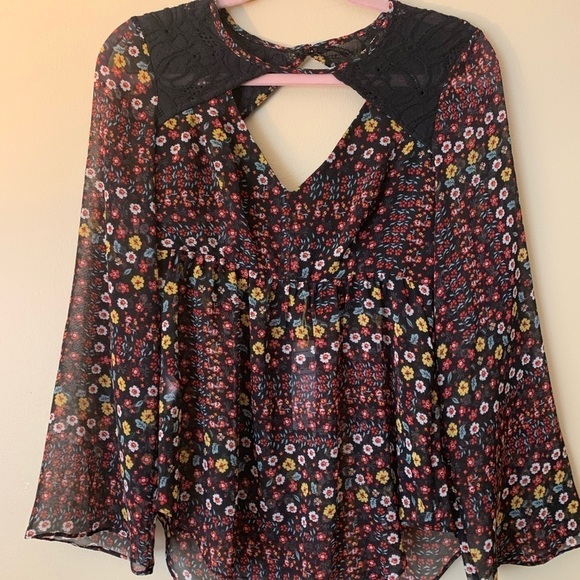 NWT BCBGeneration Floral Top Lace Trim,V-Neck,Black-Multi,Bell Sleeve,Size 2 - Picture 3 of 15